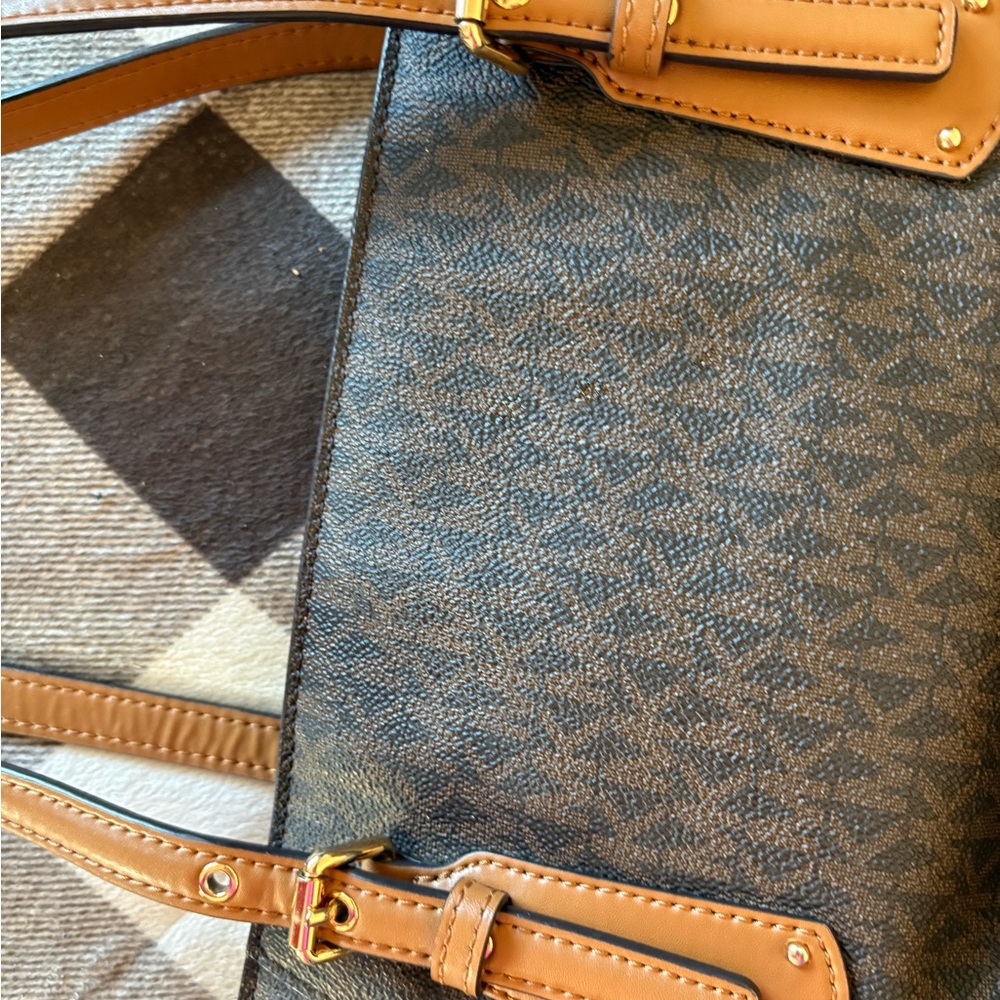 Michael Kors purse like new - Picture 3 of 9